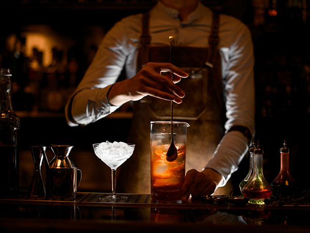 Mixology Demo at Waves Hotel & Spa by Elegant Hotels